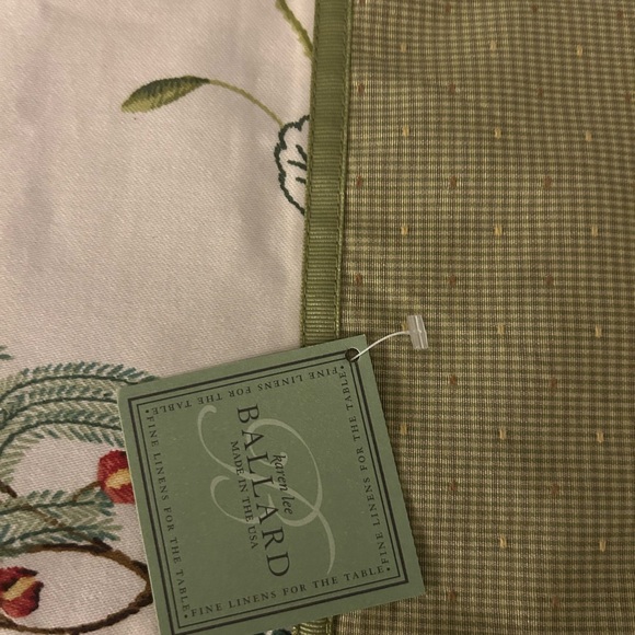 Elegant Green and White Table Runner NWT - Picture 2 of 7